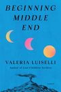 "BEGINNING MIDDLE END" und "VALERIA LUISELLI" vor blauem Hintergrund, darunter ein Zeichnung eines rauchenden Vulkans.