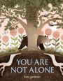 "YOU ARE NOT ALONE" und "kate gardiner" in blauer und weißer Schrift. Illustration: Baum, Bär, Vögel und Blumen.