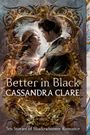 "Better in Black" und "Cassandra Clare" stehen auf verziertem Rahmen. Eine Frau und ein Mann schauen sich an.