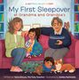 „My First Sleepover at Grandma and Grandpa’s“. Illustration: Familie auf Sofa, Kind mit Decke, Oma, Opa, Hund.