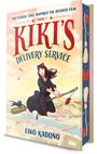 Text auf dem Buch: „The Classic That Inspired the Beloved Film“, „Kiki's Delivery Service“, „Book 1“, „Eiko Kadono“. Eine junge Frau fliegt mit Katze auf einem Besen über eine Stadt.