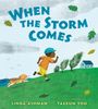 „WHEN THE STORM COMES“ oben. Ein Kind läuft mit einem Hund über eine Wiese, Bäume biegen sich im Wind.