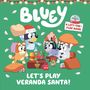 „BLUEY: LET'S PLAY VERANDA SANTA!“ Text. Illustration von Comic-Hunden in festlicher Kleidung mit Geschenken.