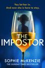 Im Hintergrund sind die Texte: „You let her in. And now she is here to stay. THE IMPOSTOR Sophie McKenzie.“ Ein Weinglas mit Frauensilhouette.