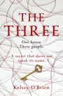 Texte: "THE THREE", "One house. Three people.", "A secret that dares not speak its name.", "Kelsey O'Brien". Linienmuster, goldener Schlüssel.