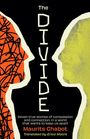 Text: "The Divide. Seven true stories of compassion and connection, in a world that wants to keep us apart. Maurits Chabot. Translated by Erica Moore." Zwei abstrakte Gesichter stehen sich gegenüber, links in Orange und rechts in Gelb.
