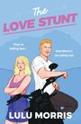 "The Love Stunt" in großen Buchstaben, darunter zwei Personen; sie lehnt sich lächelnd an ein Motorrad.