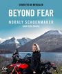 "COVER TO BE REVEALED. BEYOND FEAR. NORALY SCHOENMAKER (aka Itchy Boots)." Frau mit Motorrad vor Bergsee.
