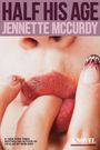 HALF HIS AGE - JENNETTE MCCURDY. Nahaufnahme eines Mundes mit lackiertem Fingernagel am Finger.