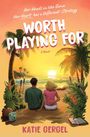 Text: „WORTH PLAYING FOR“; oben: „Her Head's in the Game. Her Heart has a Different Strategy.“ Unten: „KATIE GERGEL“.  
Beschreibung: Zwei Personen sitzen am Strand bei Sonnenuntergang, umgeben von Palmen und Fackeln.