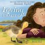 Text: "Loving Gracie", "Hannah Taylor", "Becca Hall". Eine Frau mit braunen Locken liegt neben einem kleinen Gänseküken.