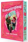 "Romantasyland", Roman von Emma MacDonald. Ein Mann mit Geweih und eine Frau in mittelalterlicher Kleidung vor einer Burg.