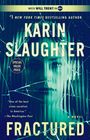 Titel: "Fractured" von Karin Slaughter. Zitat von Washington Post. Gesicht hinter zersplittertem Glas, düstere Farben.