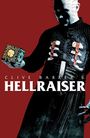"CLIVE BARKER'S HELLRAISER" in weißem Text vor rotem Hintergrund. Eine Figur hält einen verzierten Würfel.