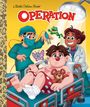 "Operation" in roter Schrift, mit zwei Ärzten, einem Mann mit roter Nase in einem Krankenbett und einem Plüschtier.