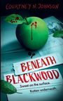 „Beneath Blackwood“, darunter „Sweet on the surface. Rotten underneath.“ Ein grüner Apfel mit Blutstropfen auf Papier.