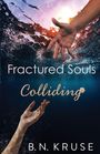 "Fractured Souls Colliding" von B.N. Kruse, zwei Hände greifen sich unter Wasser entgegen, Sonnenlicht bricht durch die Oberfläche.
