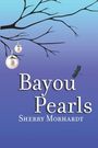 "Bayou Pearls" von Sherry Morhardt. Illustration: Zweige mit hängenden Perlen vor blauem Hintergrund, Libelle in der Nähe.