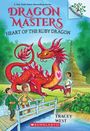 "Dragon Masters: Heart of the Ruby Dragon", obere Schrift. Illustration: Roter Drache mit Kindern vor Pagode im Grünen.