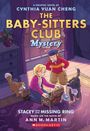 "The Baby-Sitters Club Mystery: Stacey and the Missing Ring." Zwei Mädchen suchen mit Hunden in einem Zimmer nach Hinweisen.