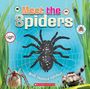 "Meet the Spiders" steht in großen Buchstaben über einer Spinne auf einem Netz, umgeben von weiteren Spinnen und Gras.