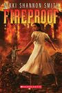 „Nikki Shannon Smith“, „Fireproof“, „Scholastic“. Zwei Kinder vor brennenden Gebäuden, dramatische Szene.