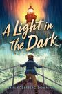 „A Light in the Dark“ steht in geschwungenen Buchstaben. Unten der Name „Erin Soderberg Downing“. Eine Person blickt auf einen leuchtenden Leuchtturm in stürmischer See.