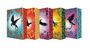 "The Deluxe Hunger Games Five Book Collection" auf pinkem Hintergrund mit bunten Blattranken und fünf verschieden farbigen Büchern.