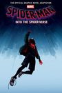 „The Official Graphic Novel Adaptation; Marvel; Spider-Man: Into the Spider-Verse.“ Eine Figur in Spider-Man-Kleidung schwebt über einer stilisierten Stadtansicht.