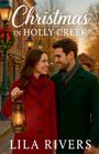 „Christmas in Holly Creek“; Lila Rivers. Ein Paar lächelt einander an, winterlich gekleidet, sie hält eine Laterne.