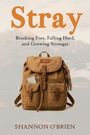 Titel: "Stray". Untertitel: "Breaking Free, Falling Hard, and Growing Stronger". Autorenname: Shannon O'Brien. Ein Rucksack vor Bergkulisse.