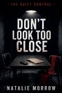 Text: "DON'T LOOK TOO CLOSE" und "NATALIE MORROW".  
Ein düsterer Raum mit Tisch, zwei Stühlen, einer Akte und einem roten Tuch.