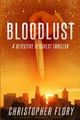 „BLOODLUST“, „A DETECTIVE RENQUEST THRILLER“, „CHRISTOPHER FLORY“. Eine Hand hält ein Messer vor einer Skyline im Sonnenuntergang.