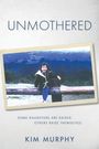 „UNMOTHERED. Some daughters are raised. Others raise themselves.“ Ein Mädchen sitzt draußen auf einem Holzbalken.