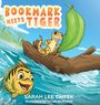 „BOOKMARK MEETS TIGER“. Ein Leopardgecko segelt auf einem Holzstück mit Blattsegel, ein freundlicher Fisch schwimmt daneben.