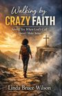 „Walking by Crazy Faith“. Eine Person läuft auf einem felsigen Pfad in Richtung eines Kreuzes in dramatischer Landschaft.