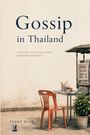 „Gossip in Thailand“ in großen Buchstaben, darunter „Everyday Conversations, Ordinary Moments“. Roter Plastikstuhl, Tisch mit Flaschen.