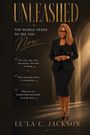 Texte: „UNLEASHED“, „The world needs to see you now“, „Your voice...“, „This is more...“, „When you rise...“, „Le'La C. Jackson“. Eine Frau in einem eleganten schwarzen Outfit steht selbstbewusst da.