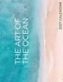 "THE ART OF THE OCEAN", "2027 CALENDAR". Luftaufnahme eines Strandes mit türkisfarbenem Wasser und beigem Sand.