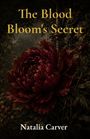 „The Blood Bloom's Secret“ und „Natalia Carver“ in gelber und weißer Schrift. Eine dunkelrote Blume dominiert den Hintergrund.