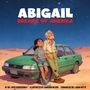 "ABIGAIL DREAMS OF AMERICA." Ein junges Mädchen und ein älterer Mann stehen neben einem Auto und schauen in den Sternenhimmel.