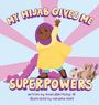 „My Hijab Gives Me Superpowers“ in kräftigen Buchstaben. Illustration: Mädchen im gelben Kleid, erhobene Hand, Spielzeugbär.