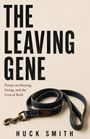 „The Leaving Gene: Essays on Staying, Going, and the Cost of Both“ von Huck Smith. Ein Hund sitzt vor einer offenen Tür.