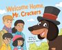 „Welcome Home, Mr. Crackers“. Ein lachender Hund mit Zylinder, daneben eine lächelnde Familie und Wolken im Hintergrund.