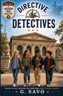 "Directive Detectives", begleitet von einem Kompass-Symbol. Vier Jugendliche, stehen fröhlich vor einer Bibliothek.