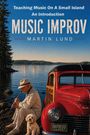 "Teaching Music on a Small Island. MUSIC IMPROV. MARTIN LUND." Ein Mann sitzt am Ufer und spielt Flöte neben einem roten Auto und Hund.