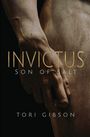 „INVICTUS SON OF SALT“, darunter „TORI GIBSON“. Eine Nahaufnahme einer steinernen Hand und Hüfte einer Statue.