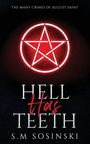 „The Many Crimes of August Saint“, „Hell Has Teeth“, „S.M Sosinski“. Ein rotes Pentagramm auf schwarzem Hintergrund.