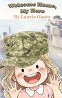 "Welcome Home, My Hero" von Laurie Gaarz. Eine Illustration: Ein lächelndes Kind mit Camo-Kappe, im Hintergrund winken Matrosen.