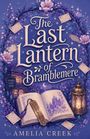 "The Last Lantern of Bramblemere", Schriftzug umgeben von lilafarbenen Blumen, einem offenen Buch und einer Laterne.